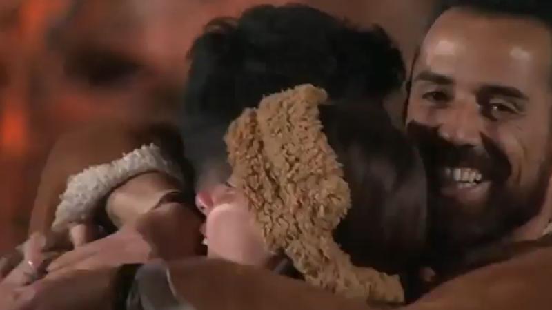 El abrazo de Luis Jiménez e Ignacia Michelson en "Mundos Opuestos"