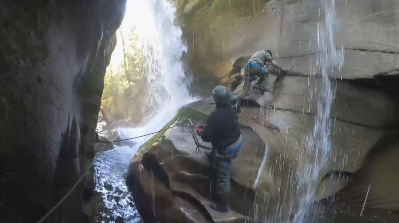 Reclutas de Palabra de Honor en vía ferrata