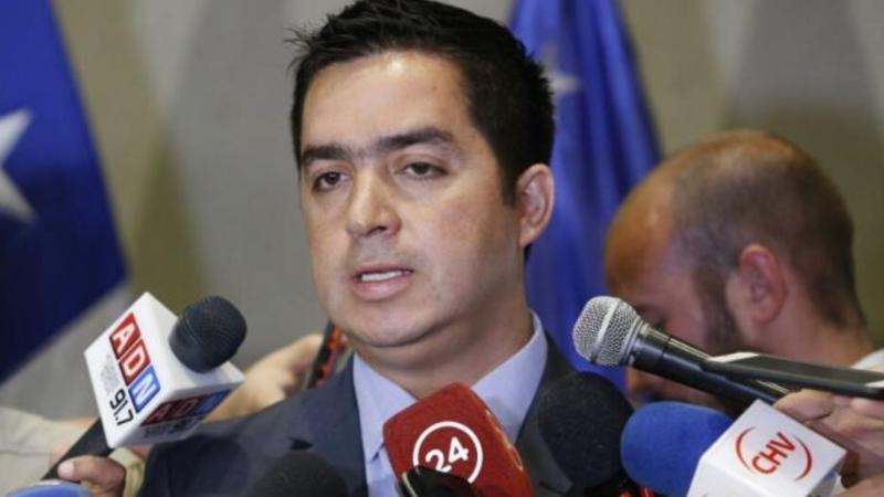 Jefe de Cibercrimen de PDI renuncia tras viralización de video dando nalgada a su asistente