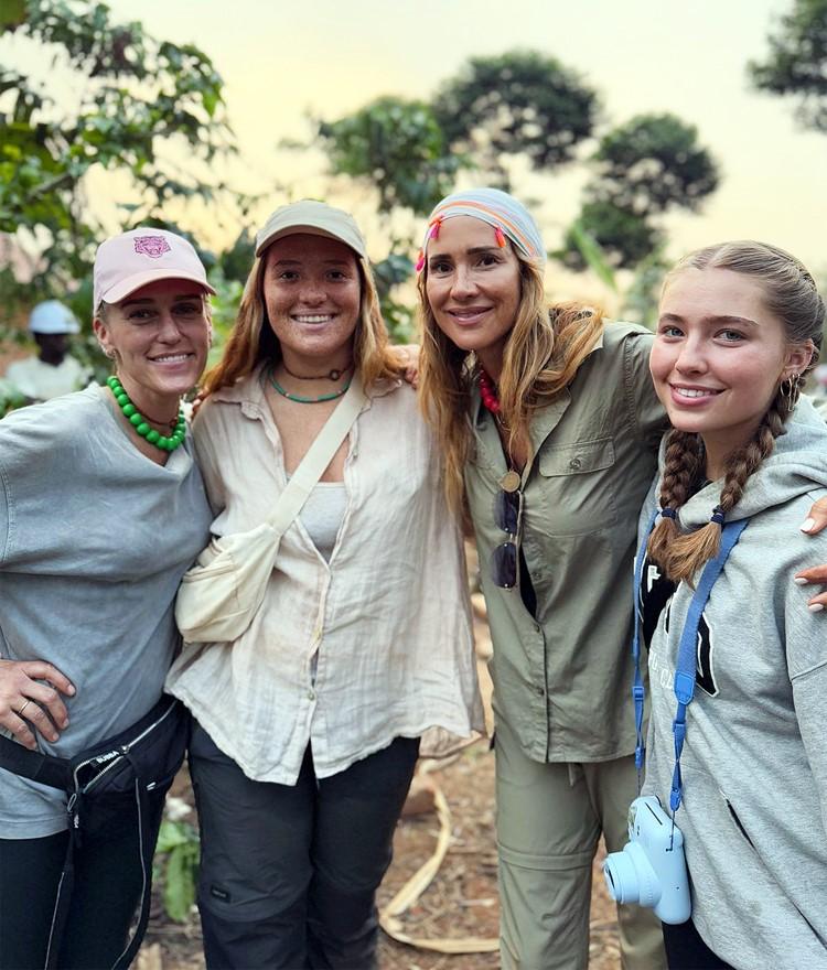 Angélica Castro y Virginia Demaria ayudan junto a sus hijas en operativo médico en Uganda