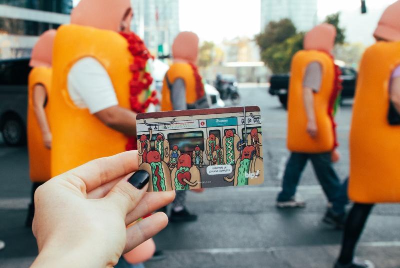 Metro de Santiago estrena tarjeta Bip! inspirada en el "completo": en estas estaciones puedes conseguirla. Créditos: Metro de Santiago.