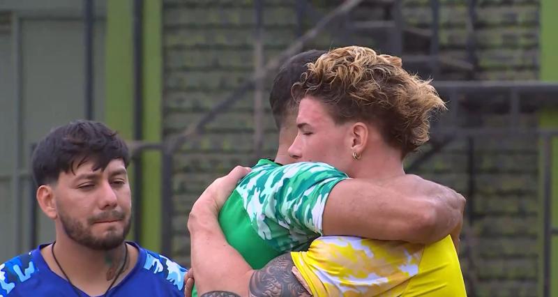 Fabio y Rai se abrazan