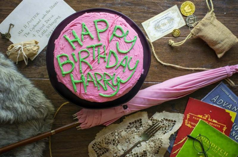 Pastel de cumpleaños de Harry Potter. Créditos: The Starving Chef Blog.