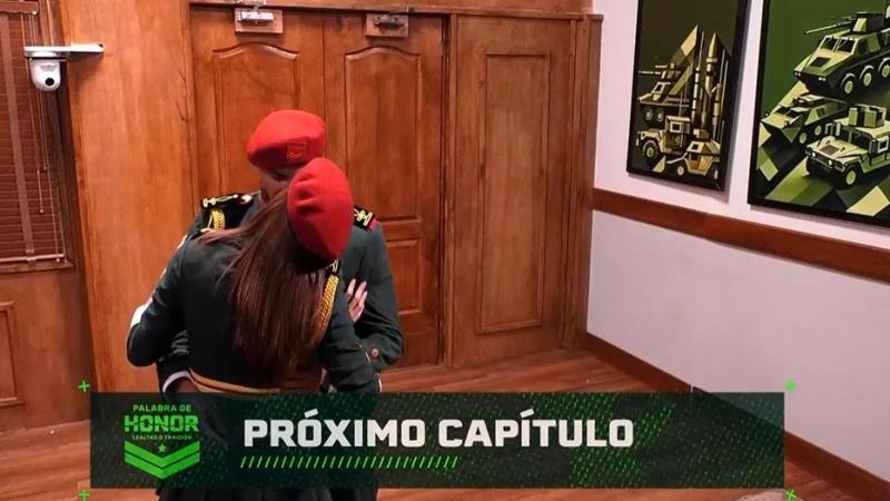 Fabio y Fer en la oficina de la Comandante