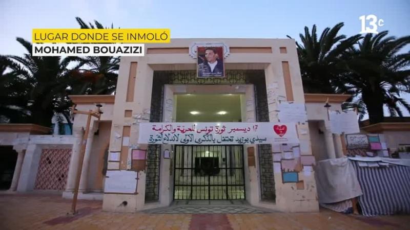 En la actualidad existe un memorial de Mohamed Bouazizi en el lugar donde se inmoló en Túnez. Créditos: 13C
