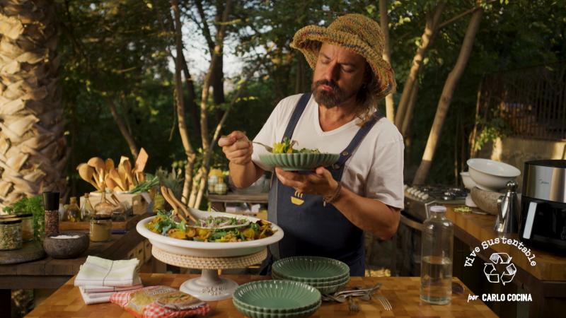 Ensalada de pasta con kale, zapallo asado y castañas de cajú. 13C.