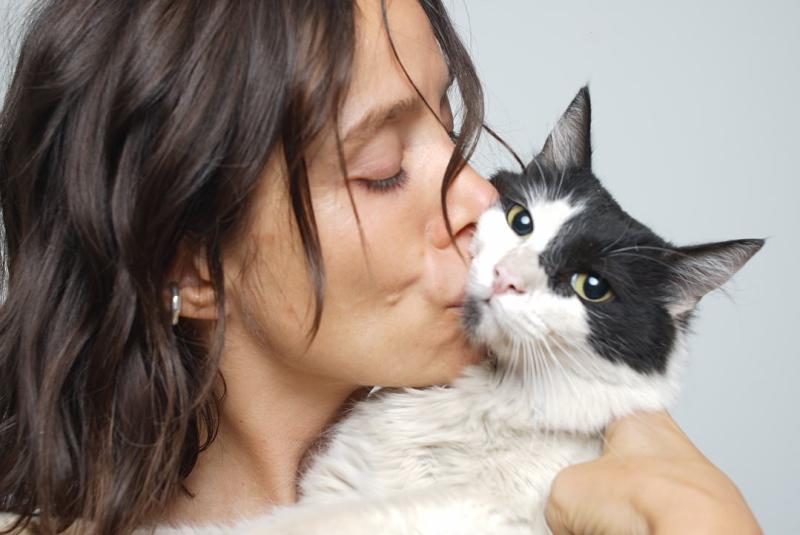 Daniela Ramírez junto a su gatita Ema - @danielaramirezactriz