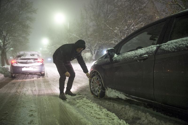 Paso a paso para instalar las cadenas para la nieve - AFP