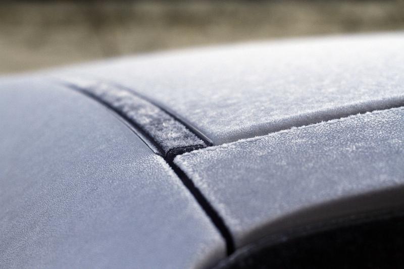 Quita la escarcha del parabrisas fácil y rápido con sal - Agencia Uno