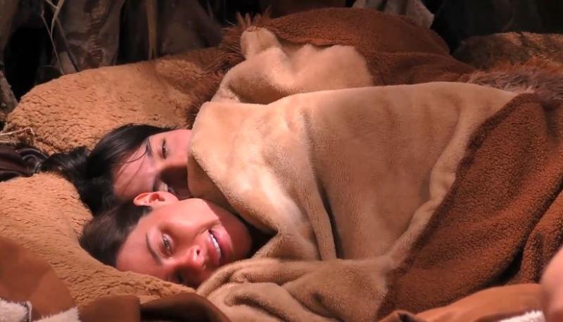 Nacha y Alan acostados en cucharita