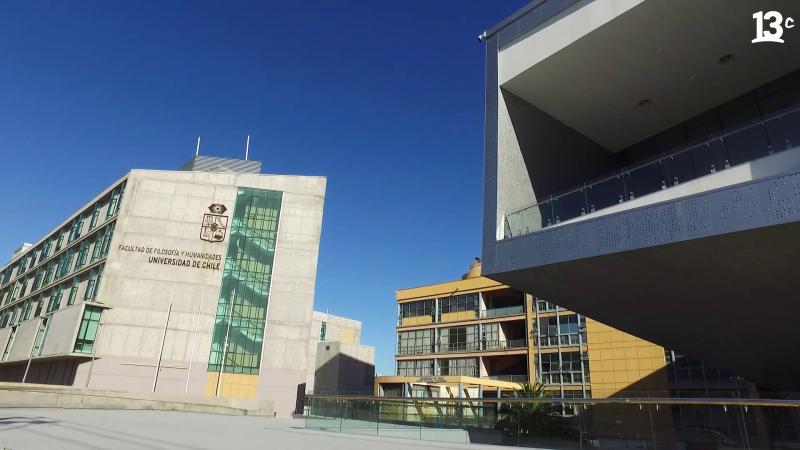 Edificio de la Facultad de Filosofía y Humanidades del Campus Juan Gómez Millas de la U. de Chile en City Tour