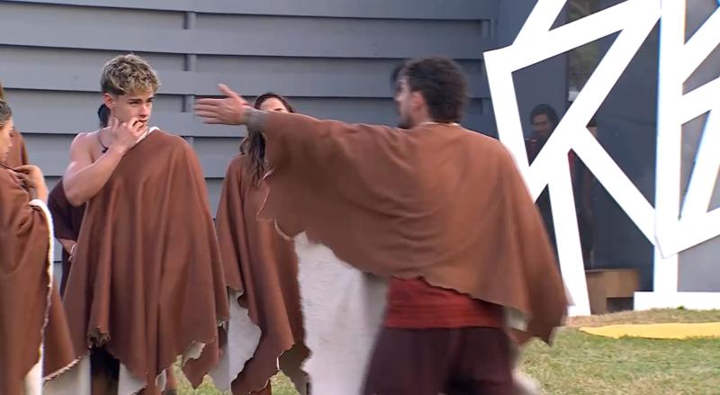 Equipo 'Infinito' realiza broma -- Mundos Opuestos.