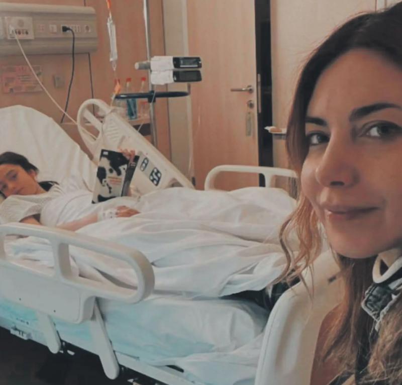 Mónica Godoy con su hija en la Clínica - Instagram