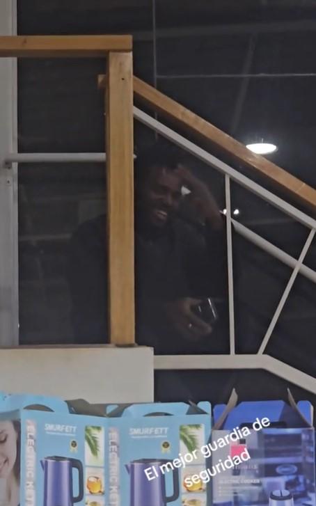 Guardia se hace viral por su "camuflaje natural" - Captura