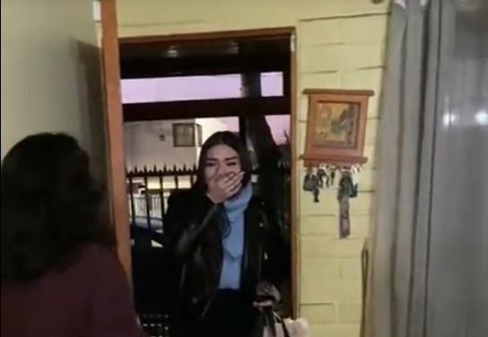 Vale rompió en llanto en los brazos de su madre - Captura