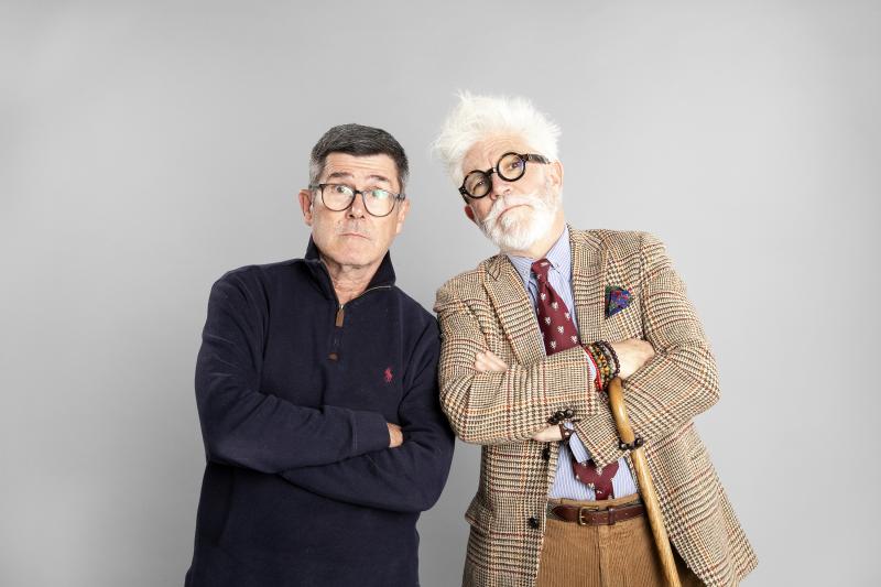 Marcelo Comparini y Federico Sánchez en la sesión de fotos para los buses Turistik. Créditos: 13C