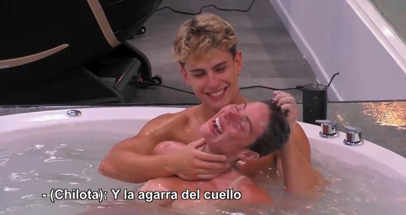 Diego e Ignacia se bañan juntos en el Futuro