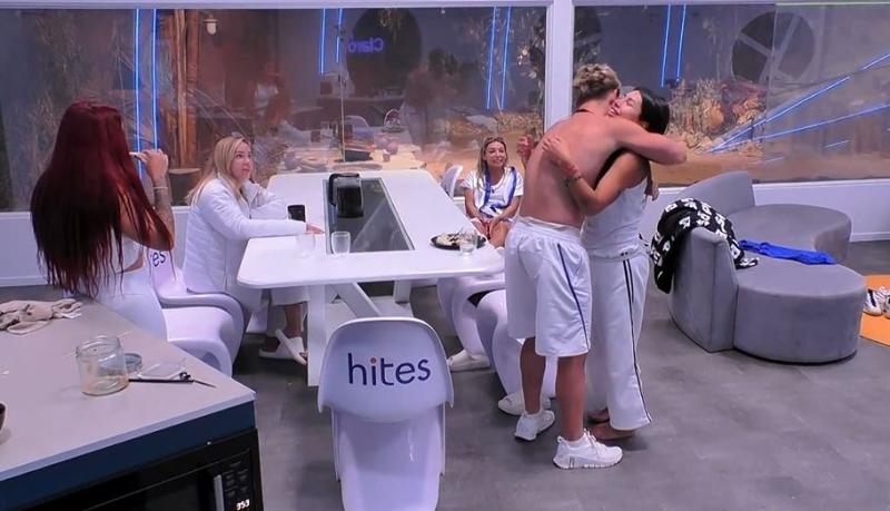 Eskarcita es contenida por Diego