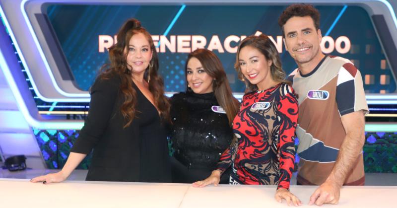 Gonzalo Hevia y las integrantes de Generación 2000