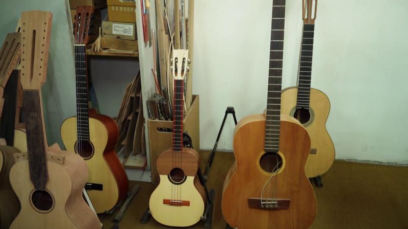 Distintos ejemplares del guitarrón chileno. Créditos: 13C