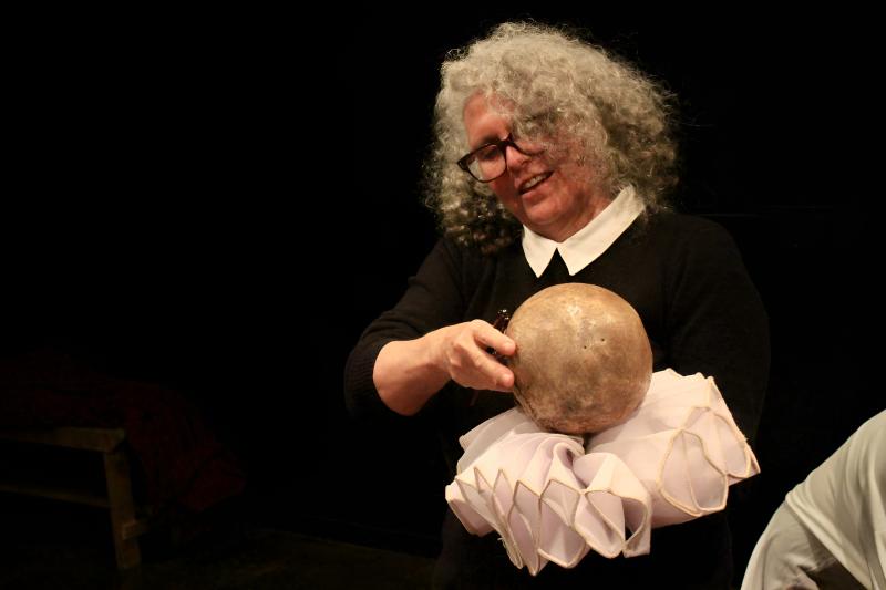 "Hamlet-Multitud": Shakespeare se toma el escenario (y no está solo).