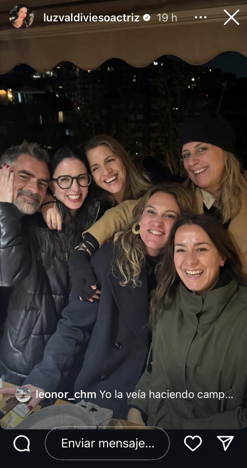 Luz Valdivieso junto a su pareja y las periodistas Monserrat Álvarez - Instagram