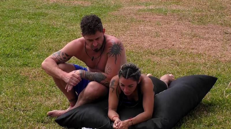 Joche consuela a Evelyn Ortiz en Mundos Opuestos