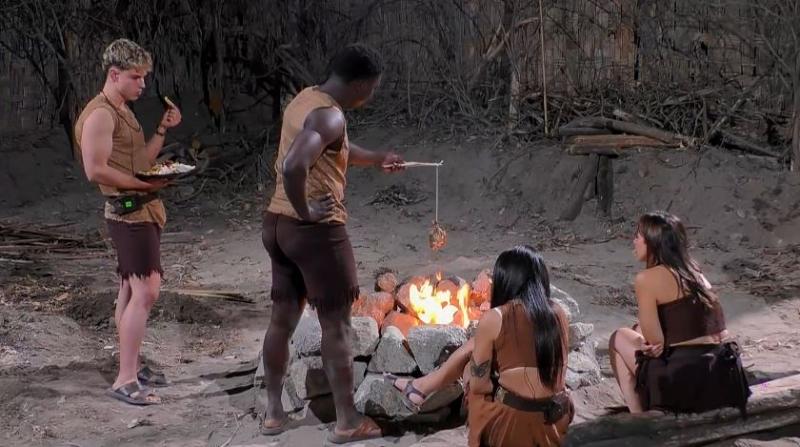 Mike calienta el pollo al fuego