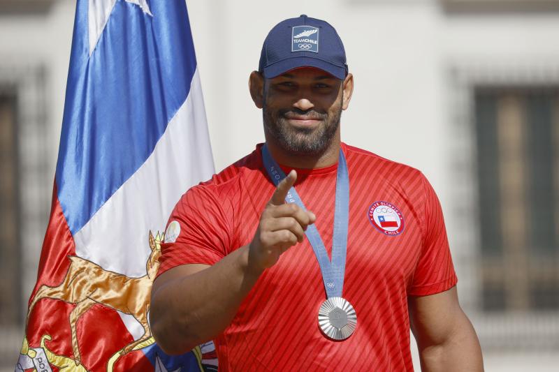 Yasmani Acosta con su medalla de plata frente al palacio de La Moneda, 2024. Créditos: ATON