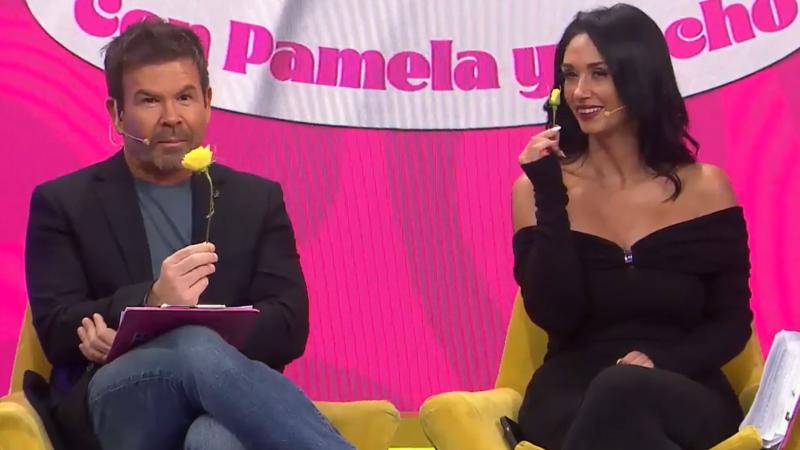 Pamela Díaz con la flor que le regaló Luis Mateucci