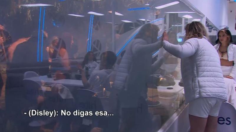 Princeso dice que le tiró "un pollo" a la comida