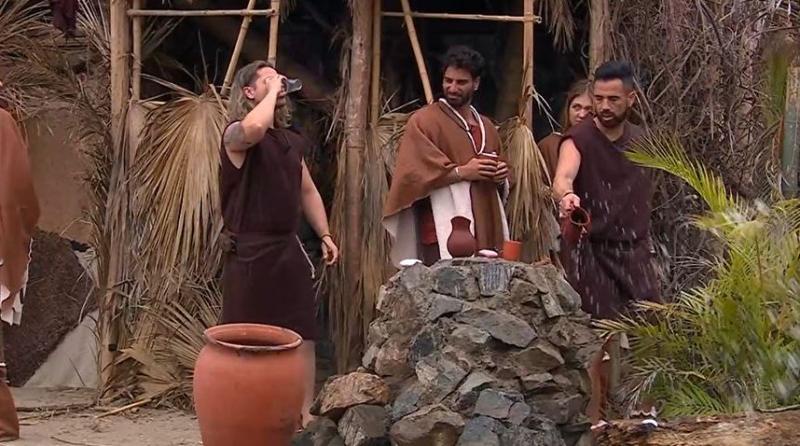 Princeso bebe su orina