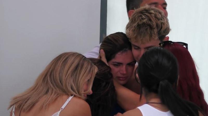 Roon Antonio es abrazado por sus compañeros