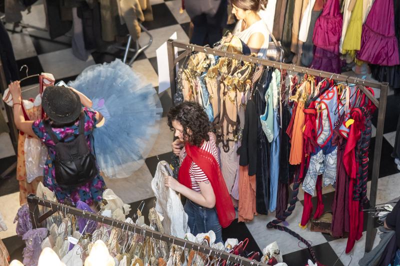 Municipal de Santiago abre nuevamente sus puertas para venta de vestuario teatral.