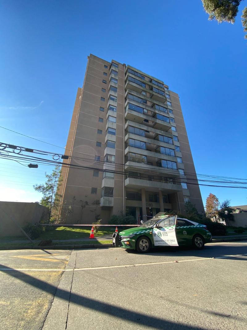 Imagen de T13 - Edificio donde cayó hijo de Pamela Gutiérrez, exbailarina de Rojo