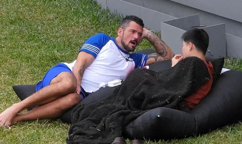 Yuhui habla con Juan Pedro