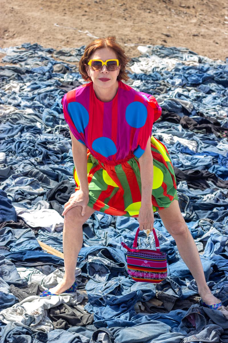 Diseñadora española Agatha Ruiz de la Prada en vertedero del desierto de Atacama. Chile, 2024. Créditos: RFD