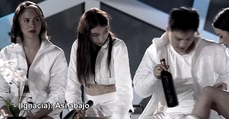 Ignacia Michelson se guarda una botella de vino