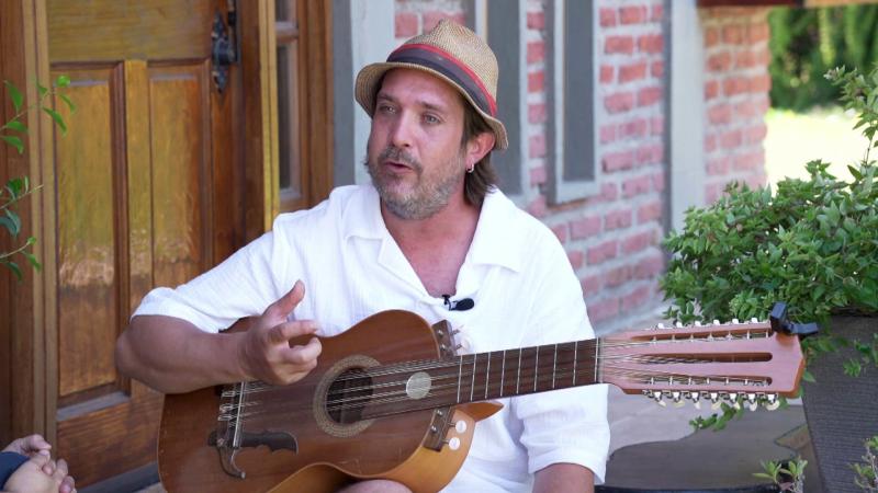 Alfonso Ureta, músico defensor del guitarrón chileno. Créditos: 13C.