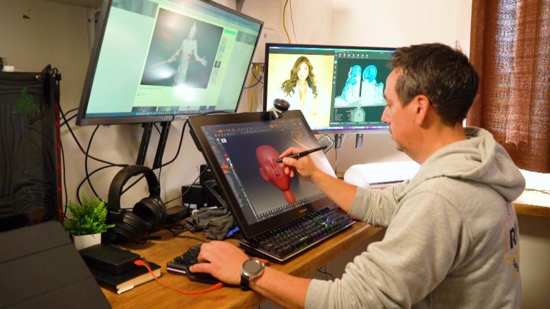 El caricaturista Pepe Trincado en su estudio en el Cajón del Maipo. 13C.