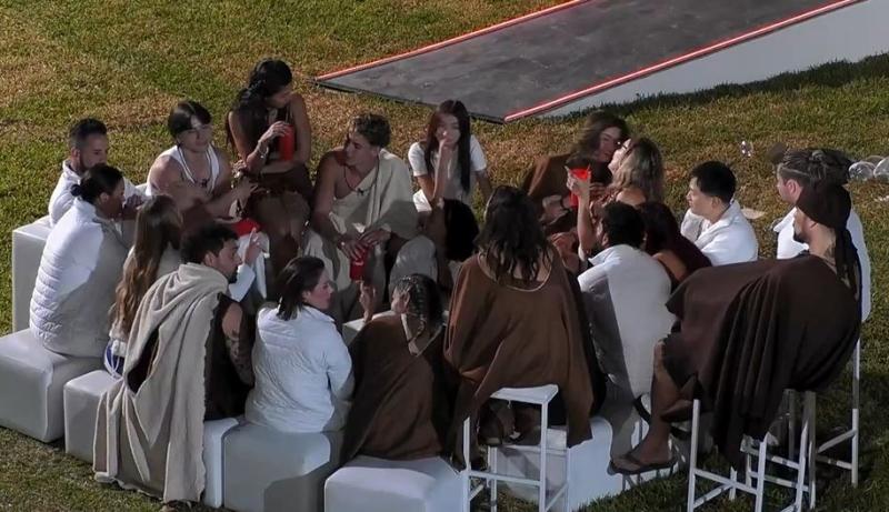 Participantes juegan "verdad o reto" en Mundos Opuestos