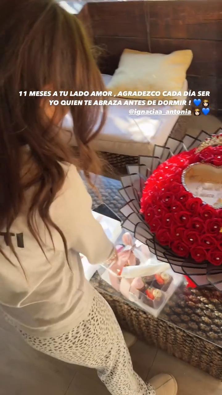 Ignacia Antonia recibiendo su regalo - Instagram