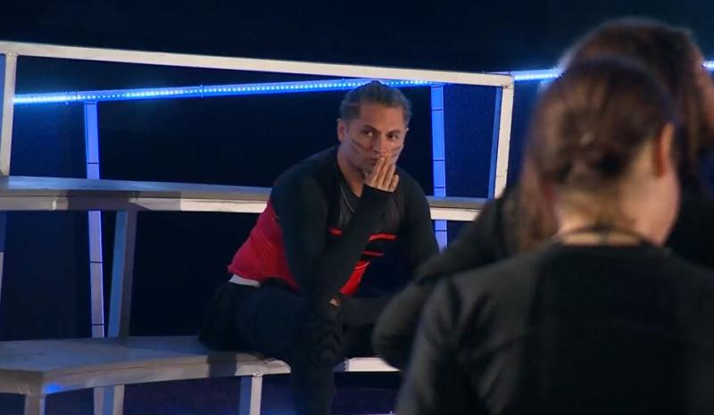 "Princeso" mirando la competencia en Mundos Opuestos