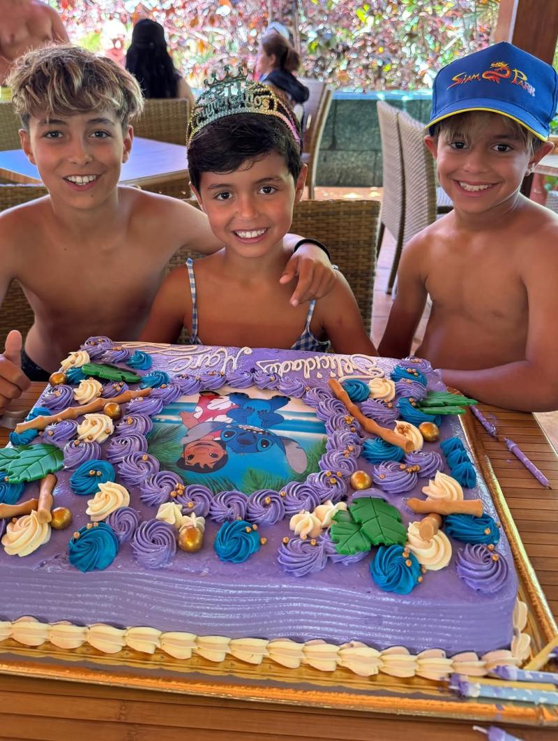 Marc junto a sus hermanos