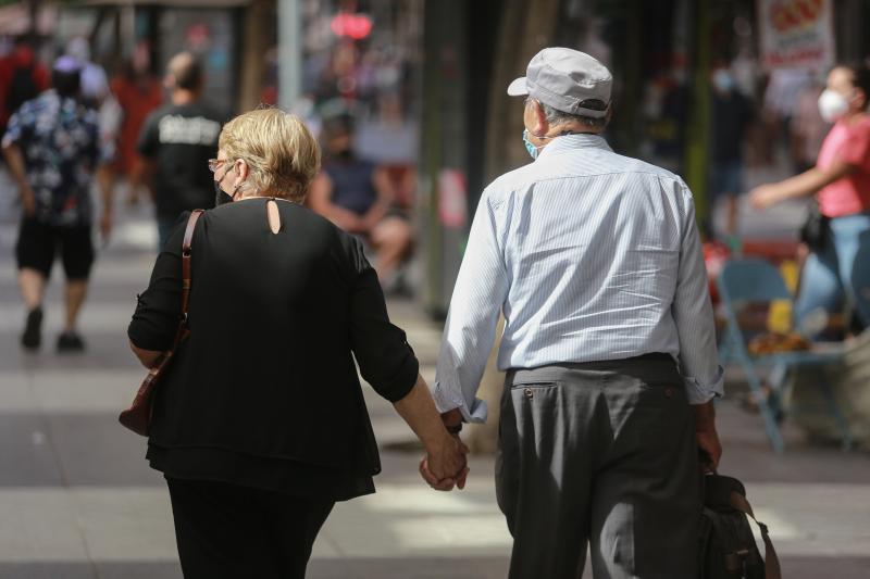 Los adultos mayores pagan la mitad en el transporte público - Agencia Uno