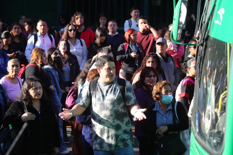 Cierre de estaciones de Metro de la Línea 4 genera aglomeraciones - Aton