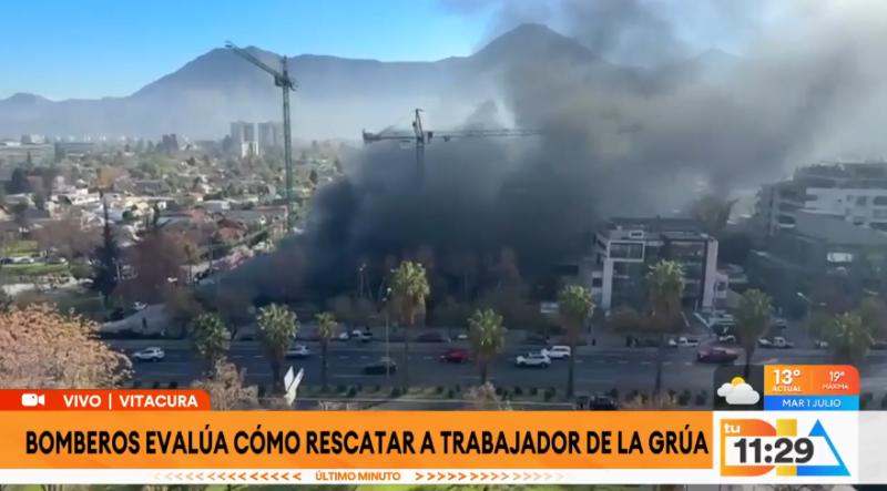 Operador de grúa atrapado por humo de incendio en Vitacura.