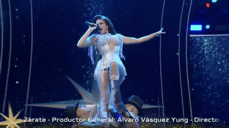 Emilia Dides se luce en la obertura del Miss Universo Chile.