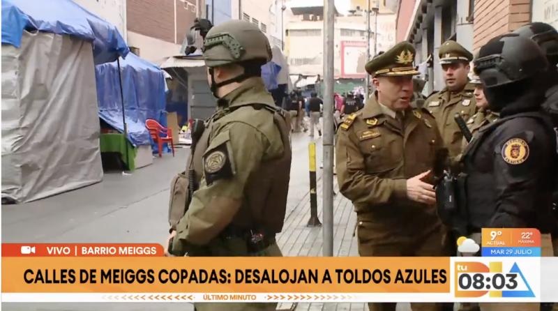 Desalojan más de 5.000 toldos azules en Barrio Meiggs.