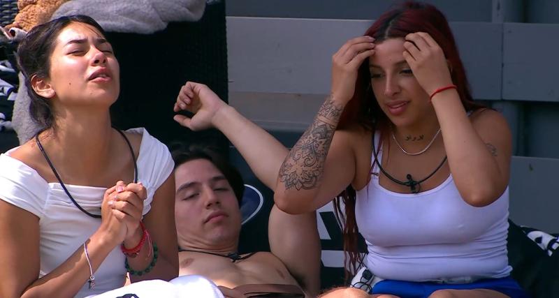 Chilota lee la mano de Eskarcita en Mundos Opuestos